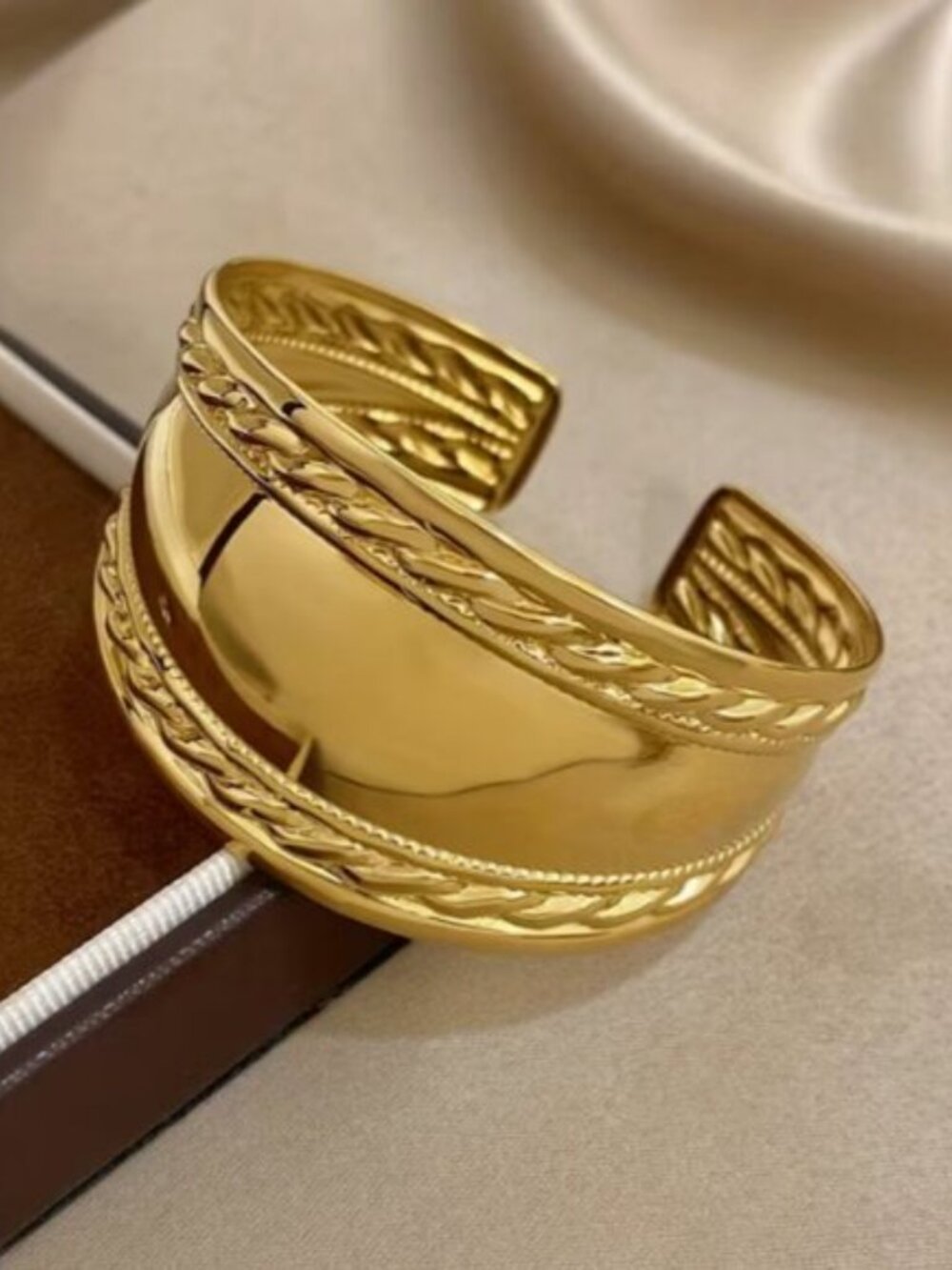 Luxury Elegant Twisted Wide Curved 18k Gold Plated Stainless Steel Open Bracelet - Picture 4 of 7